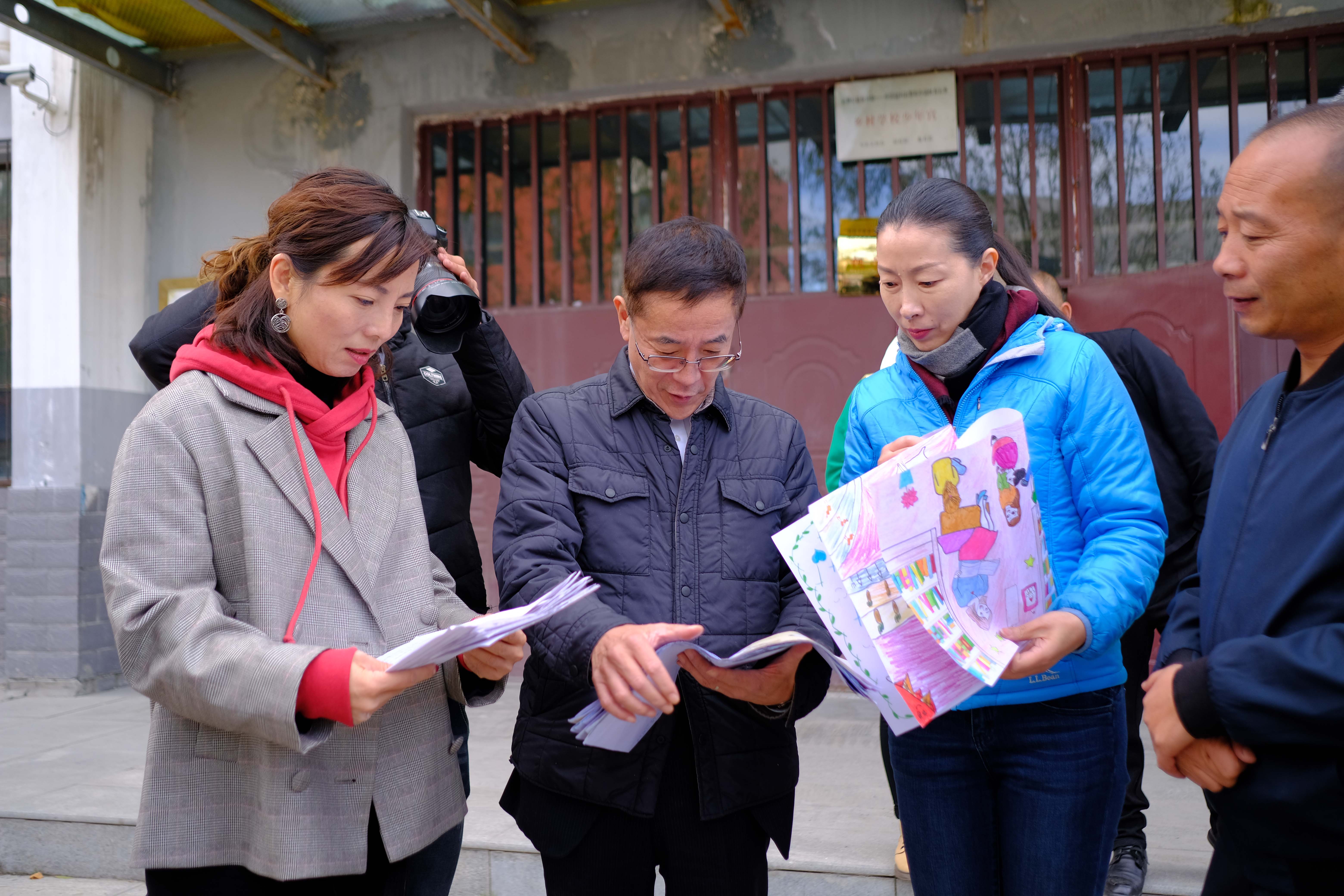11-柯尼卡美能達志愿者們收到孩子們的感謝信和手抄報.jpg
