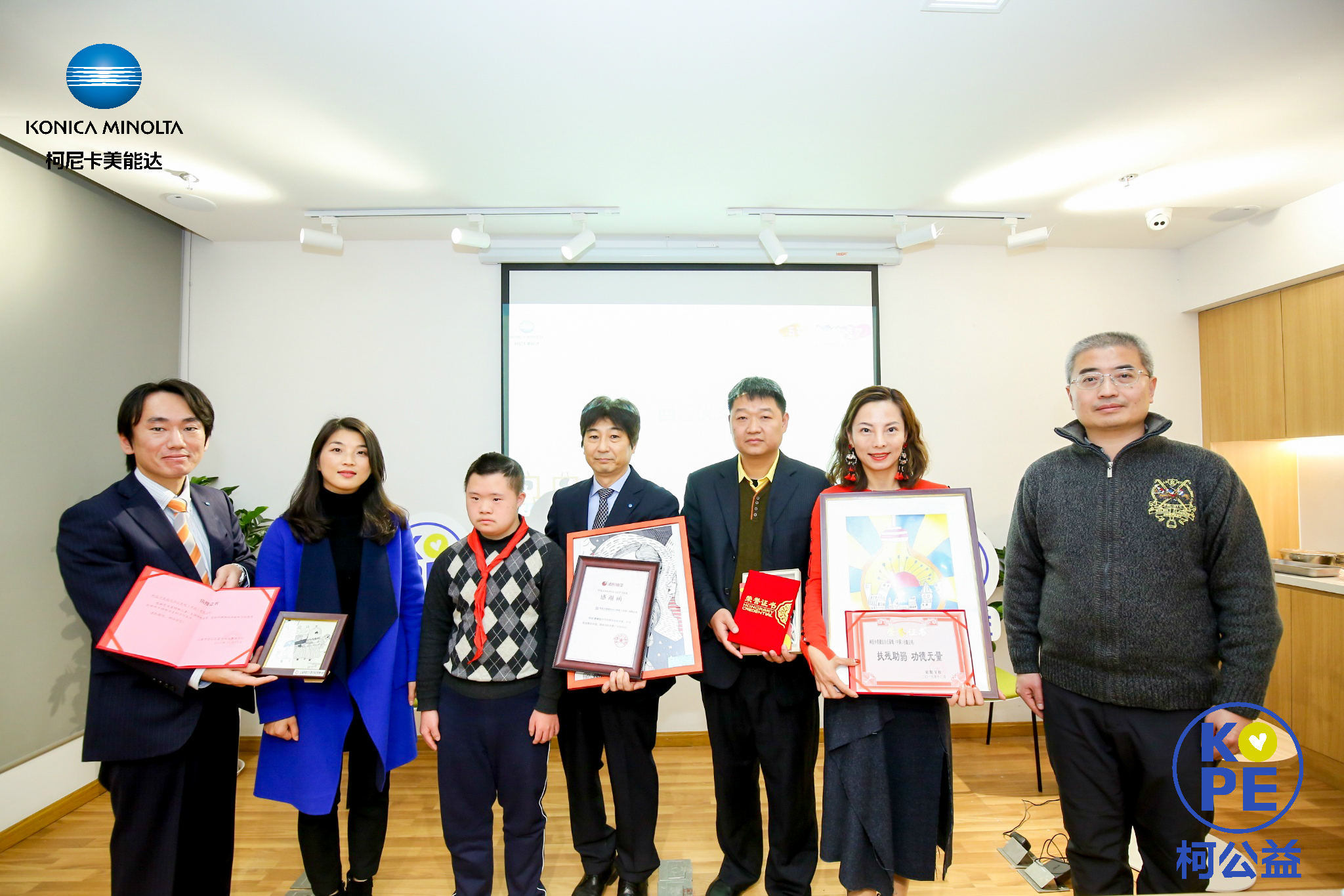 15- 上海5校代表向柯尼卡美能達(dá)回贈(zèng)榮譽(yù)證書與作品.jpg