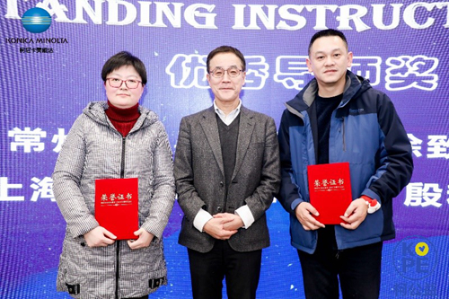 5-柯尼卡美能達辦公系統（中國）有限公司董事長炭谷忠彥（居中）為一等獎作品指導老師頒獎.jpg