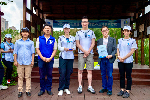 5_海口市濕地保護管理中心代表向柯尼卡美能達炭谷忠彥董事長（右二）市場部凌蕓部長（右一）財務部部長兼工會委員會朱瑩主席（左三）代理商銷售統括部中山英明副統括部長（右三）頒發志愿者證書.jpg