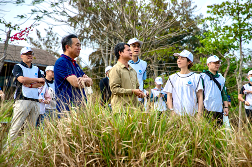 6_研究員向志愿者們介紹五源河國家濕地公園.jpg
